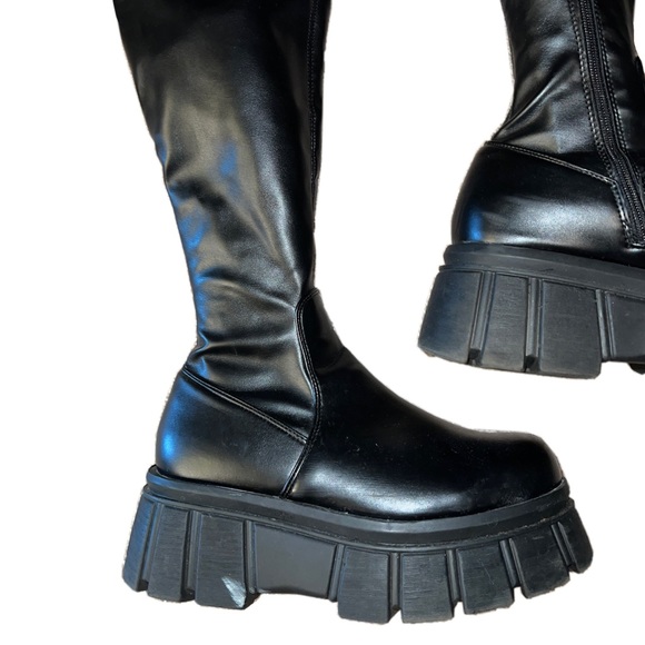 THIGH HIGH BLACK PLATFORM BOOTS - Picture 4 of 4